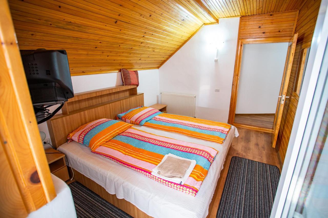 Casa Trandafirilor Hotell Cîrţişoara Exteriör bild